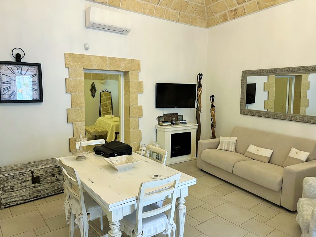  Elegante Dimora in Pietra con Cortile Privato